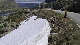 A new, larger expanse of snow at Halvfjerdingsvatnet, near the top of our mountain climb, opens up new possibilities, 10.3 miles into the ride and 980m above sea level
